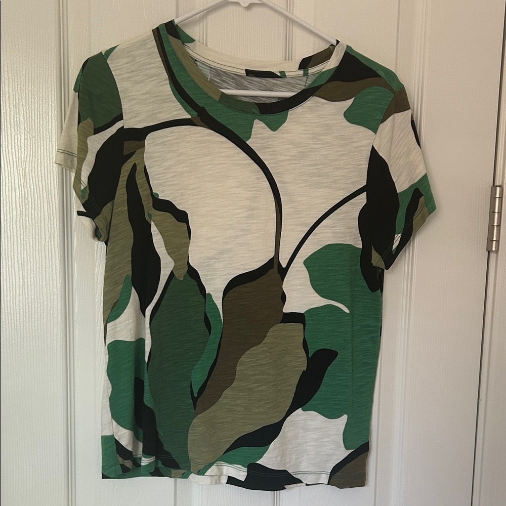 Sanctuary Short Sleeve Tee in Green, Olive, Black, White Abstract Leaf Print